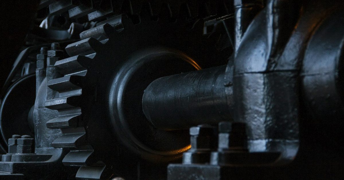 Primer plano de engranajes de metal negro en el funicular del Pan de Azúcar, Río de Janeiro, Brasil
