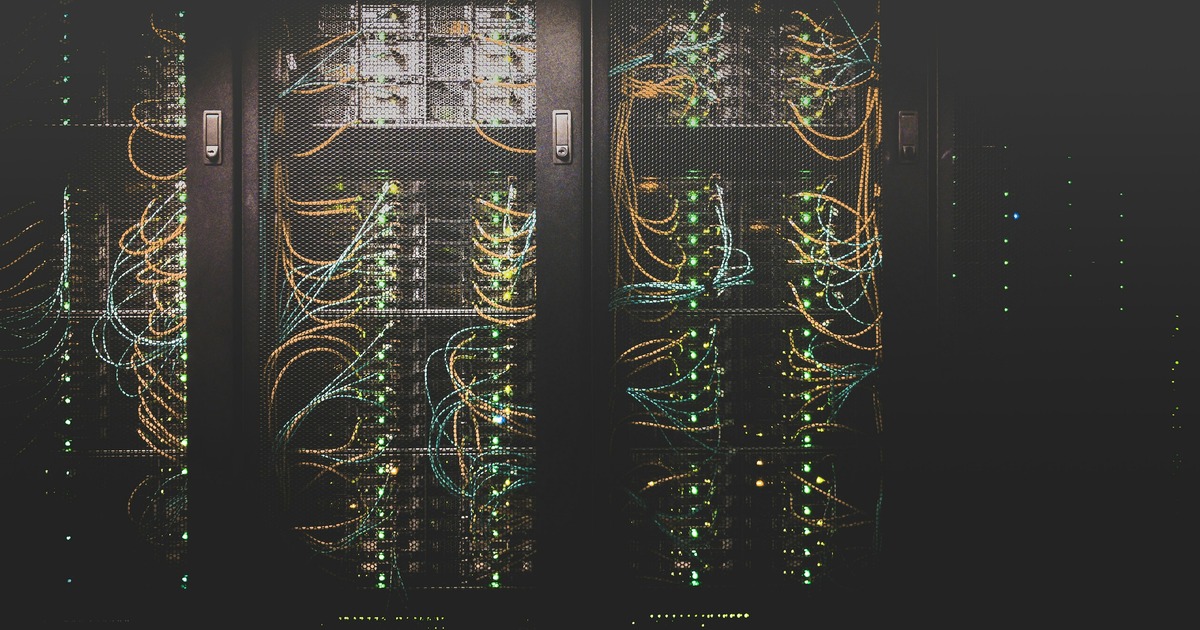 Red de nodos interconectados iluminados sobre fondo oscuro, representando la interconexión de sistemas digitales