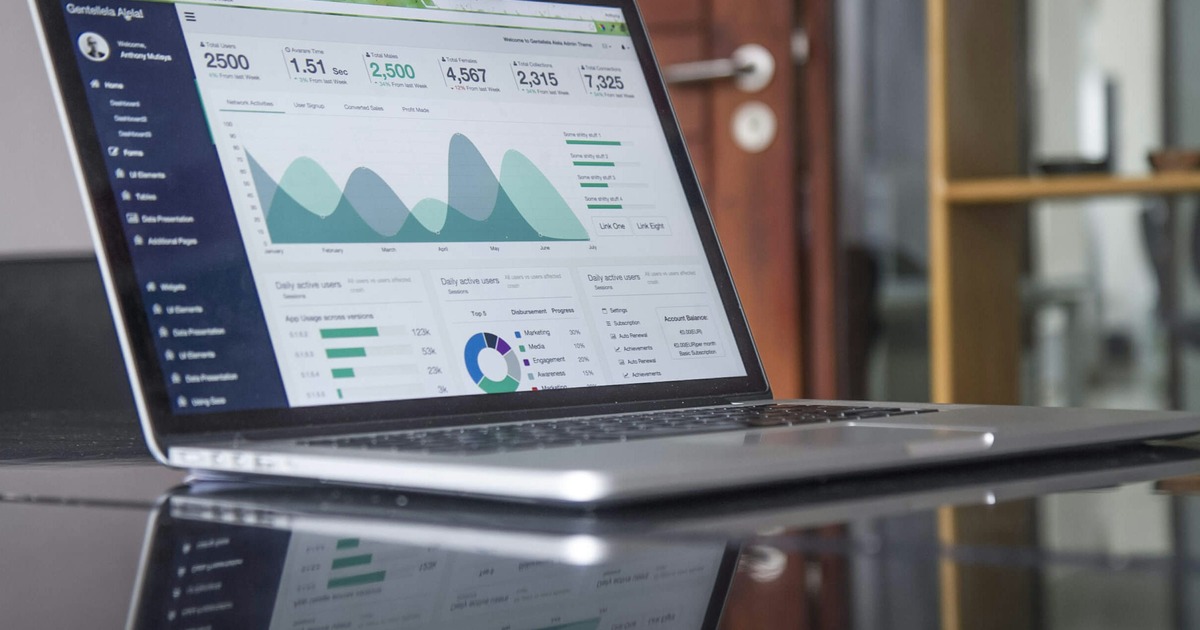 Dashboard de analítica web con múltiples gráficos de barras y líneas sobre fondo oscuro, mostrando métricas de rendimiento