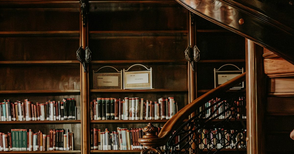 Escalera en espiral de una gran biblioteca con araña de luces, Budapest, Hungría