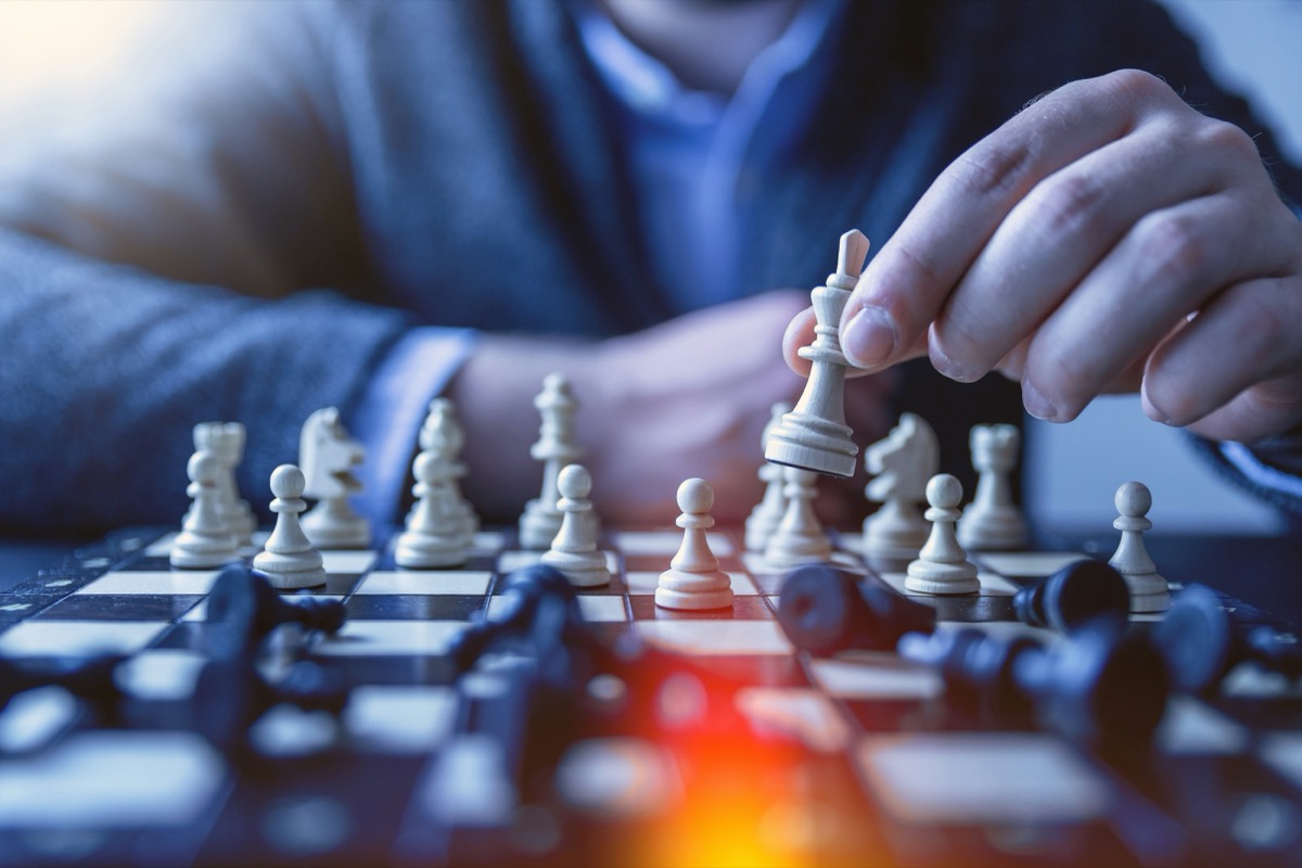 Tablero de ajedrez visto de cerca con piezas en juego: cada movimiento es consecuencia de una decisión estratégica previa, no de la táctica del momento